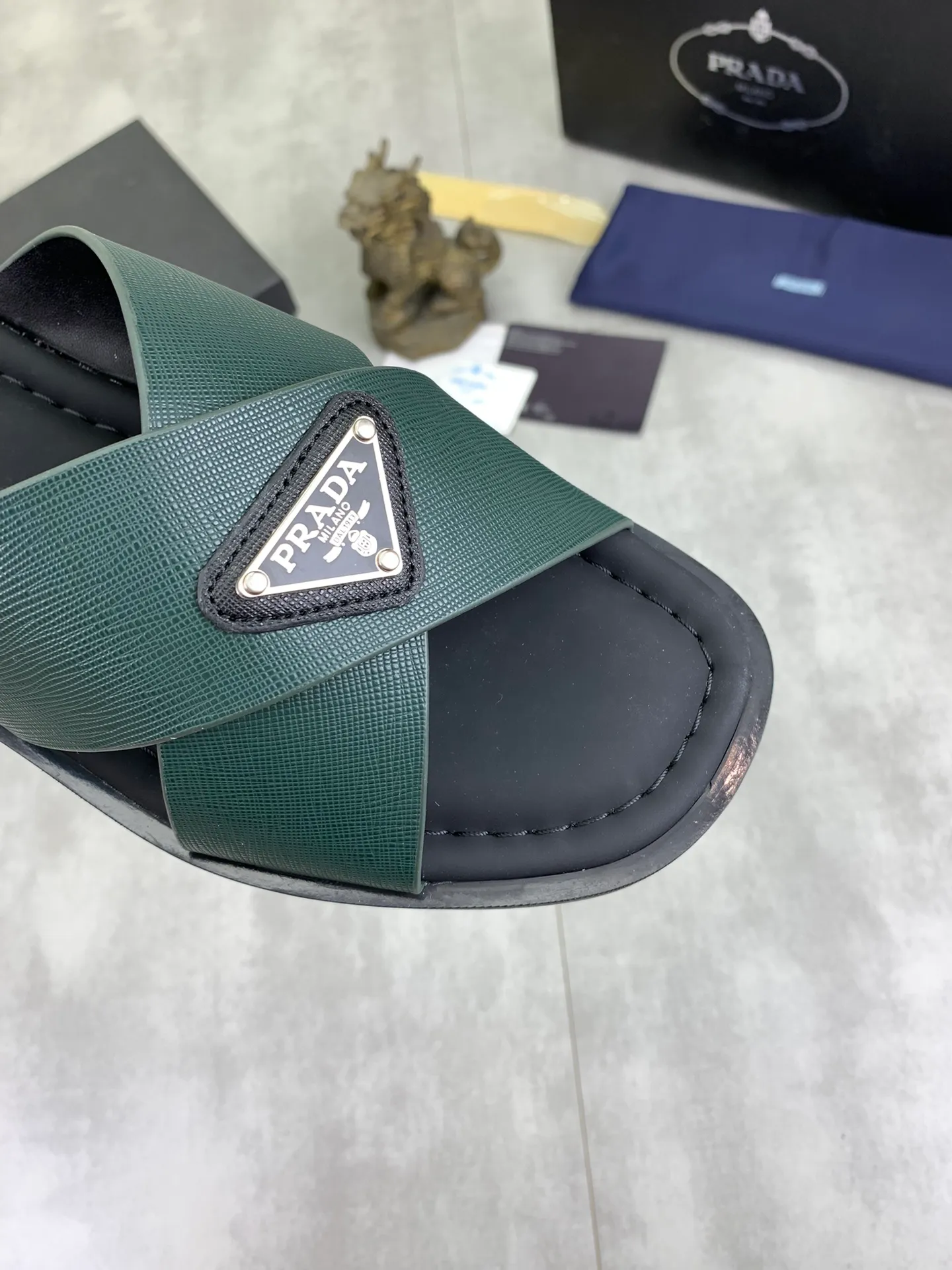 Men's shoes 💰P300💰【New style】🎁🎁🎁 PRADA Prada's new casual slippers, original official website 1:1, perfect workmanship, transmitting a kind of noble luxury, sublimating its definition of luxury in Prada's high-end extraordinary craftsmanship. Original combination outsole, code number: 38-44 (45 customized) 4️⃣colors🉑️ to choose from